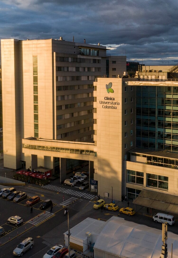 Se ve una imagen del edificio de la Clínica, aparentemente tomada con drone, porque se ve desde muy arriba y alejada del edificio.  