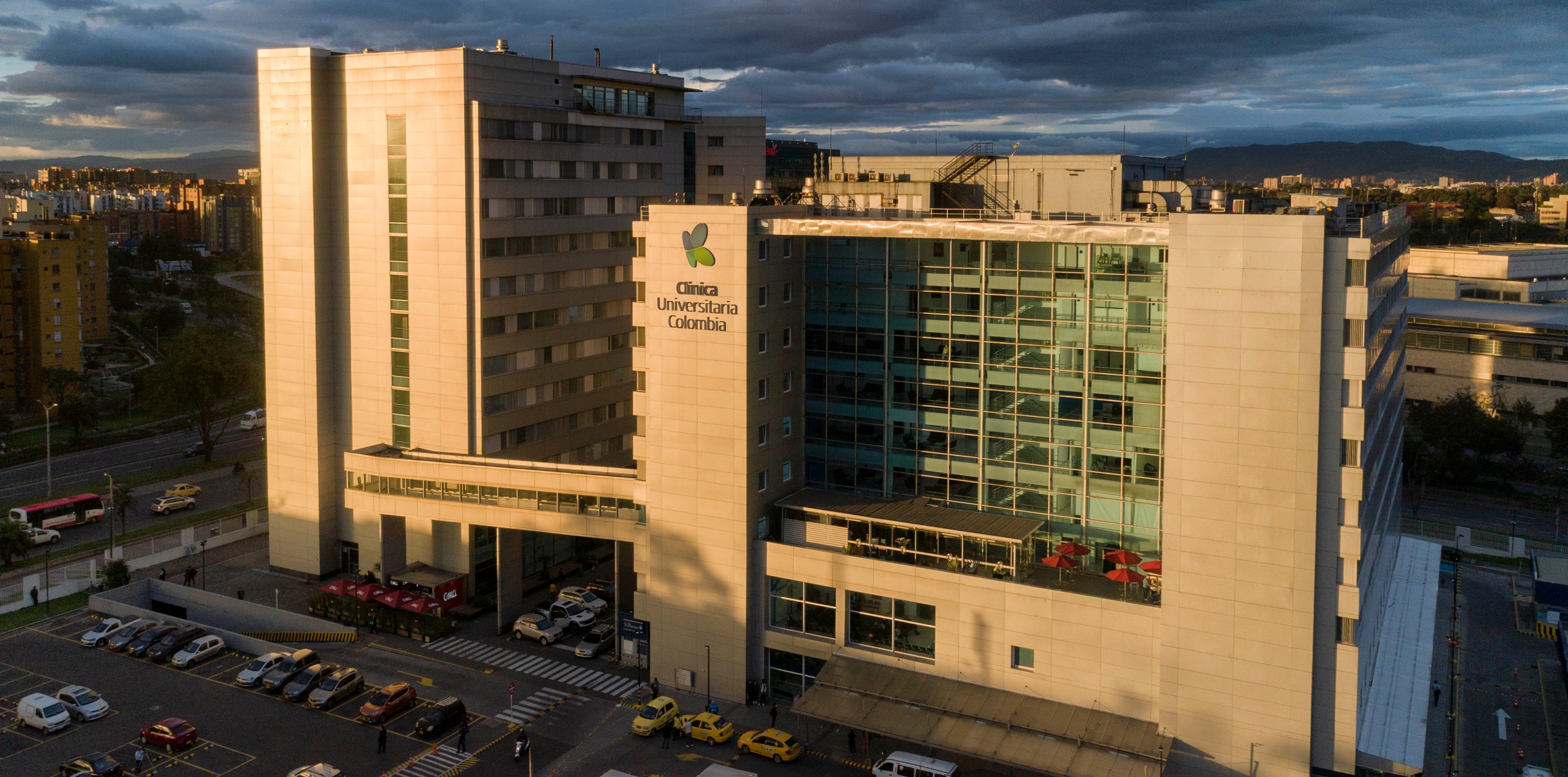 Se ve una imagen del edificio de la Clínica, aparentemente tomada con drone, porque se ve desde muy arriba y alejada del edificio.  