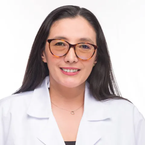 Doctora Adriana Santamaria, profesional de la salud en la Clínica Universitaria Colombia