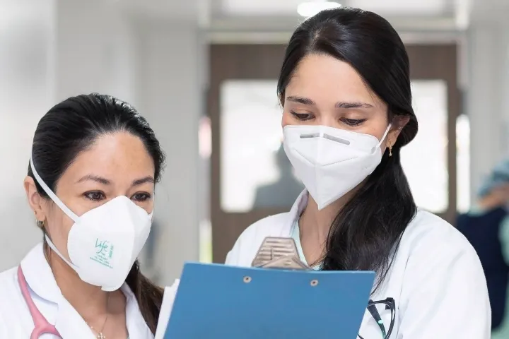 Apoyo diagnóstico en Bogotá, médicas de la Clínica Universitaria Colombia revisan resultados