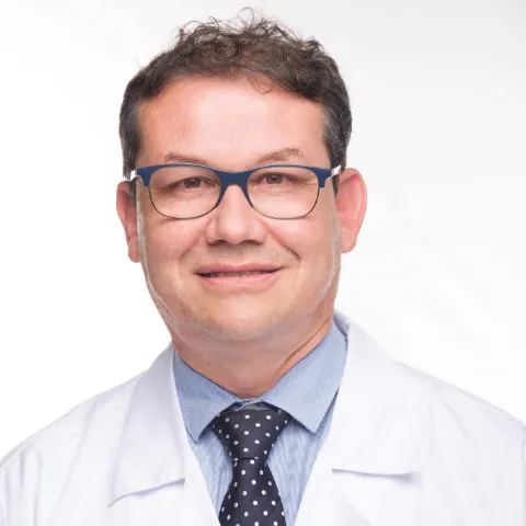 Doctor Carlos Arturo González Salazar especialista en la Clínica Universitaria Colombia en Bogotá