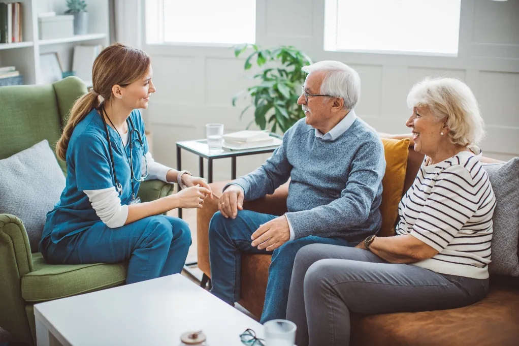 Enfermería de la Clínica Universitaria Colombia brindando acompañamiento y cuidado a pacientes adultos mayores