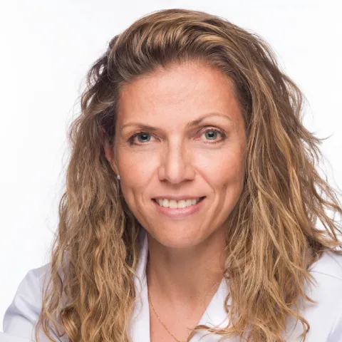 Doctora Gabriela Sarmiento, profesional de la salud en la Clínica Universitaria Colombia