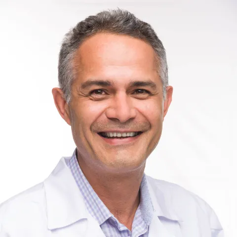 Doctor Herson León especialista en la Clínica Universitaria Colombia en Bogotá