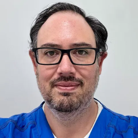 Doctor José Roberto Cardona especialista en la Clínica Universitaria Colombia en Bogotá