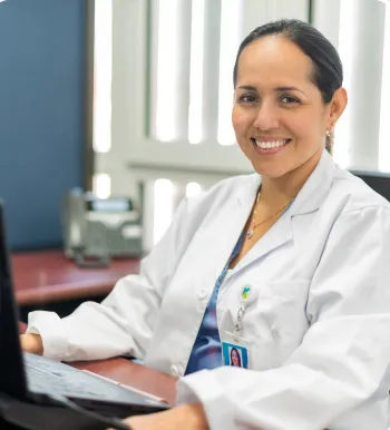 Médica especialista en la Clínica Universitaria Colombia, consulta y apoyo a pacientes